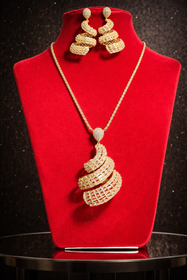 Luxurious-gold-and-diamond-jewelry-set